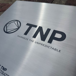 Plaque Inox brossé 700x200mm - texte évide dans la matière