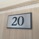 Plaque chambre hôtel - 153x82 - Fond inox avec peinture thermolaquée - Numéro au choix