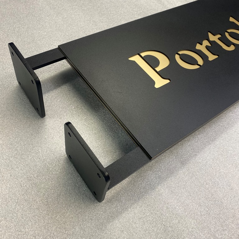 Enseigne drapeau noire sur mesure avec supports de fixation murale