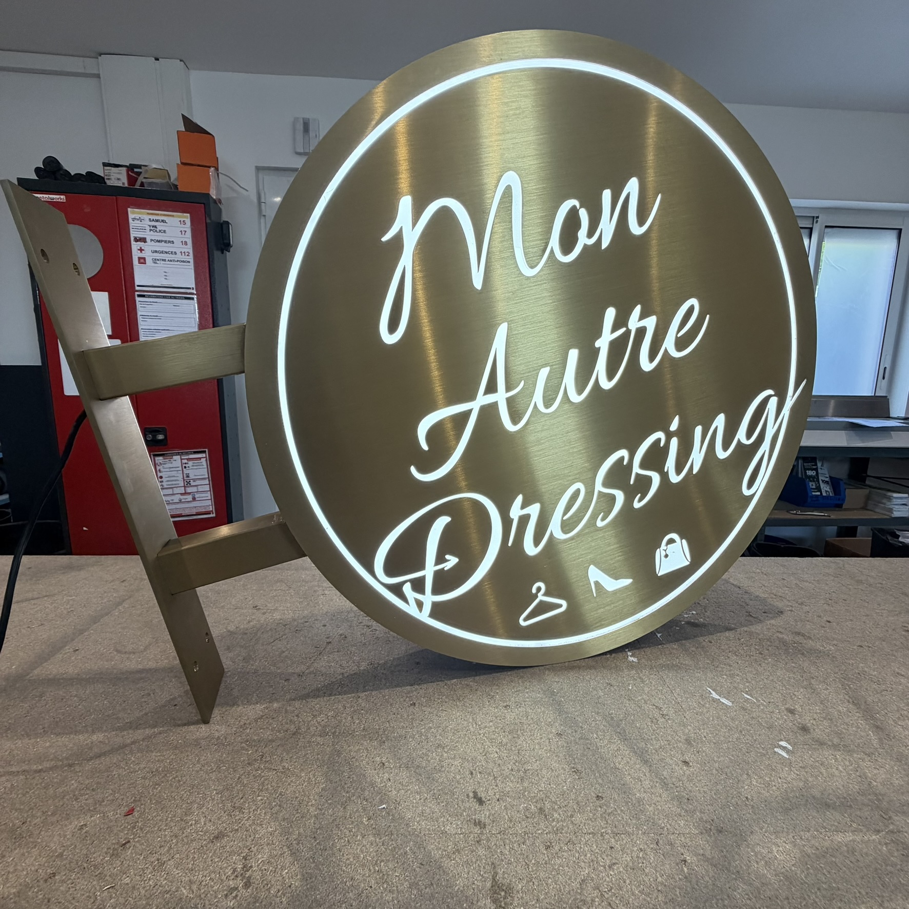 Enseigne drapeau ronde lumineuse Mon Atelier Dressing avec &eacute;clairage LED