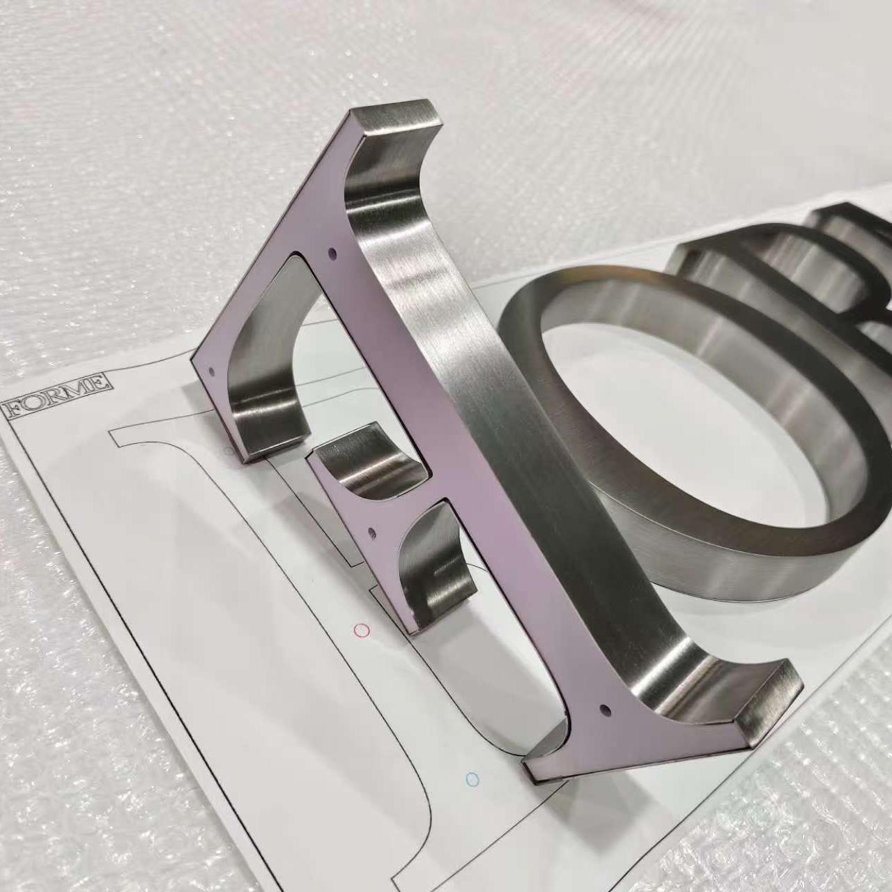 Lettre bo&icirc;tier inox bross&eacute; fabriqu&eacute;e sur mesure