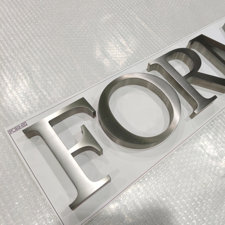 Lettres bo&icirc;tiers inox pour enseigne ext&eacute;rieure