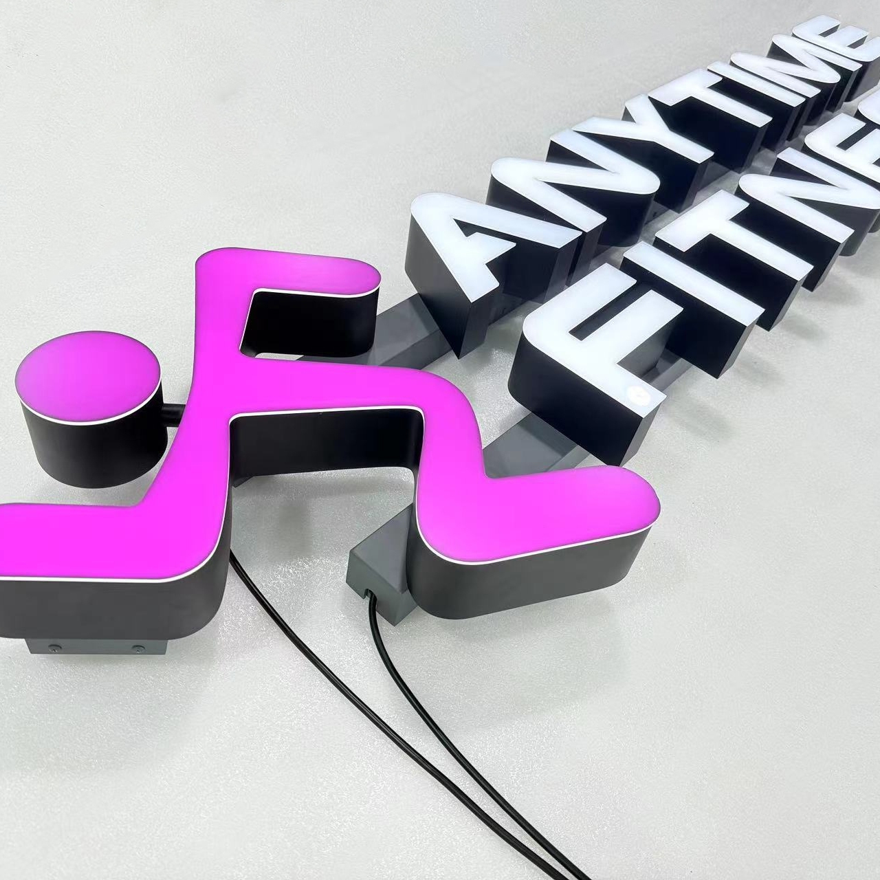 Lettres bo&icirc;tiers lumineuses LED sur mesure avec face &eacute;clair&eacute;e
