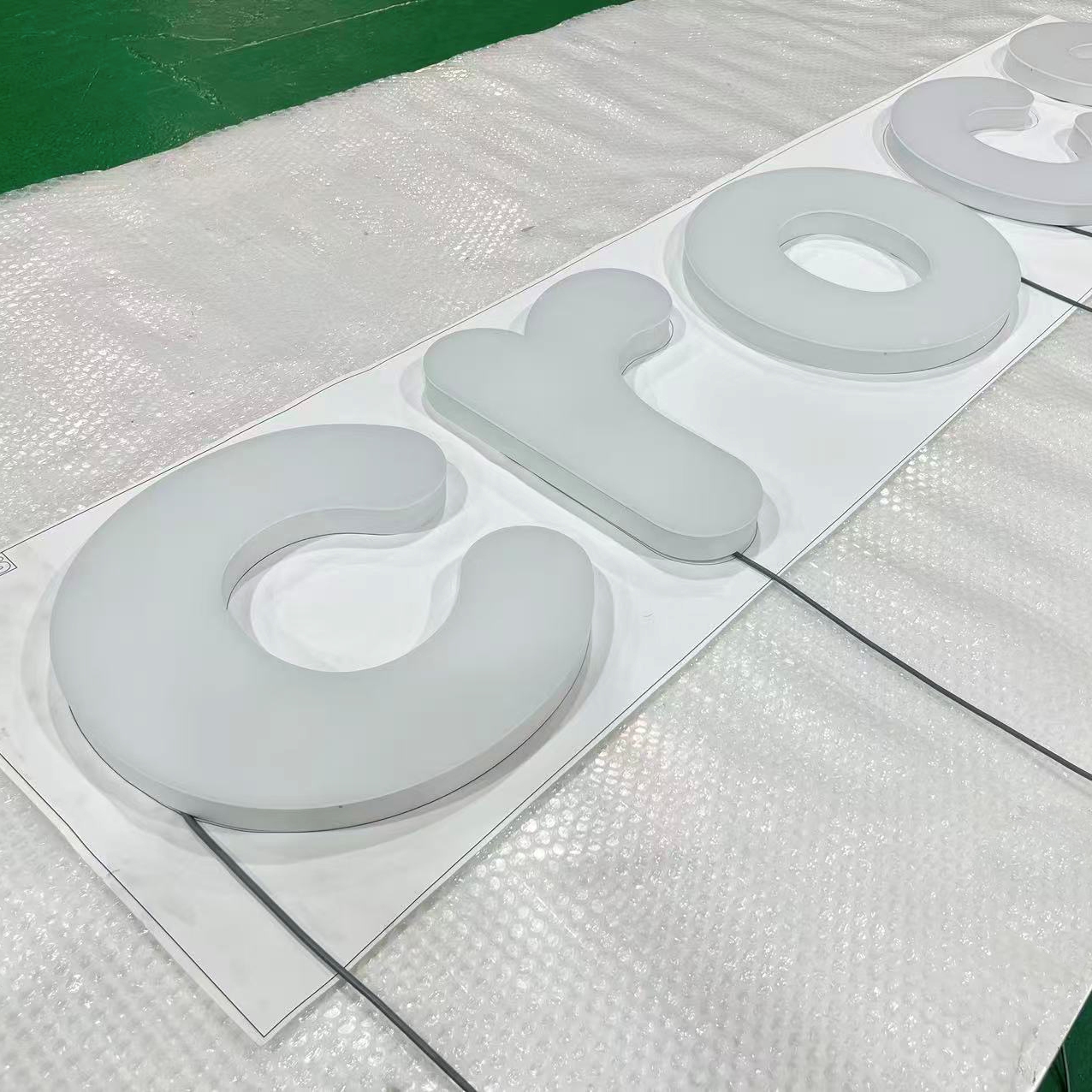 Lettres bloc LED blanches &eacute;clair&eacute;es sur mesure