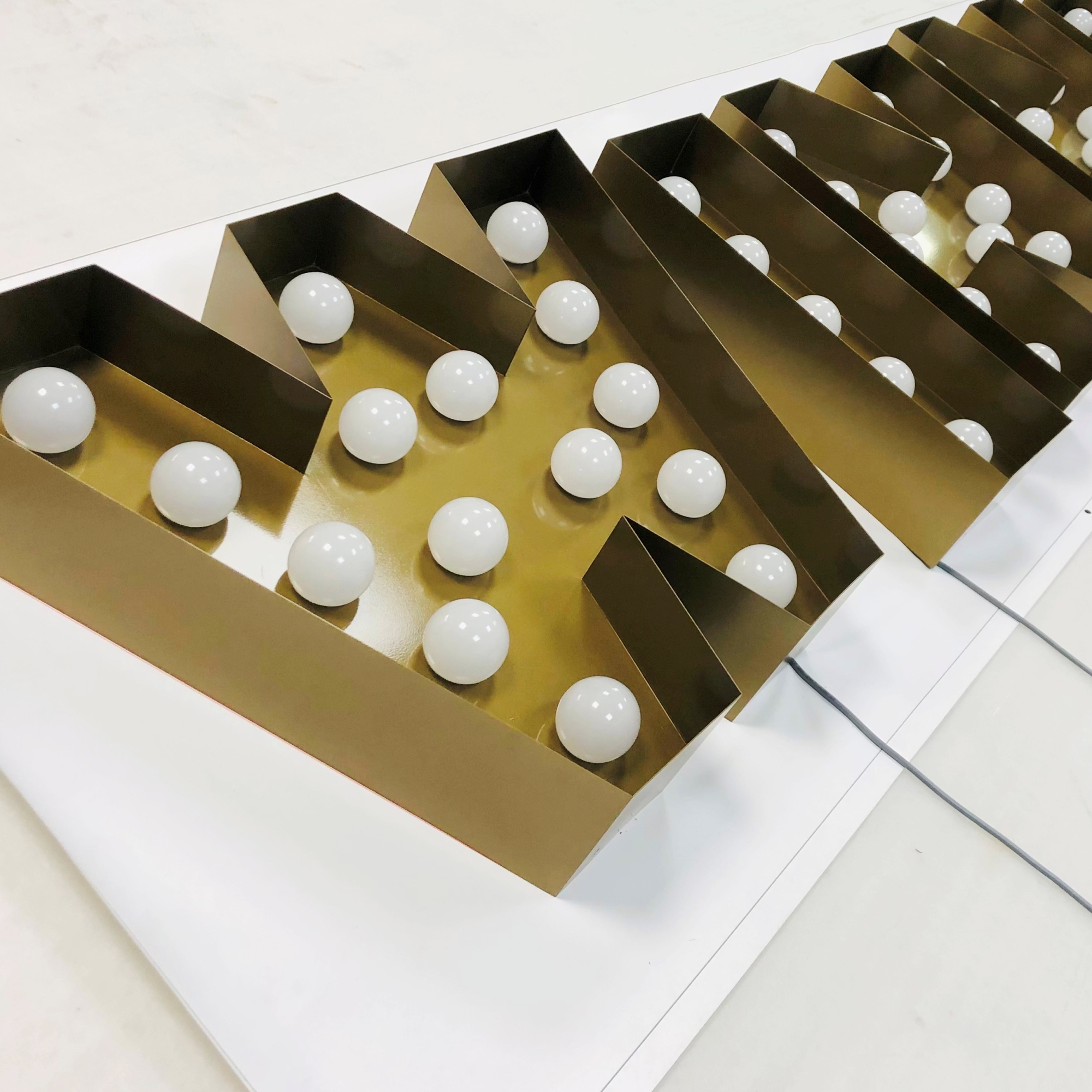 Lettres lumineuses dor&eacute;es &eacute;quip&eacute;es d'ampoules LED pour enseigne