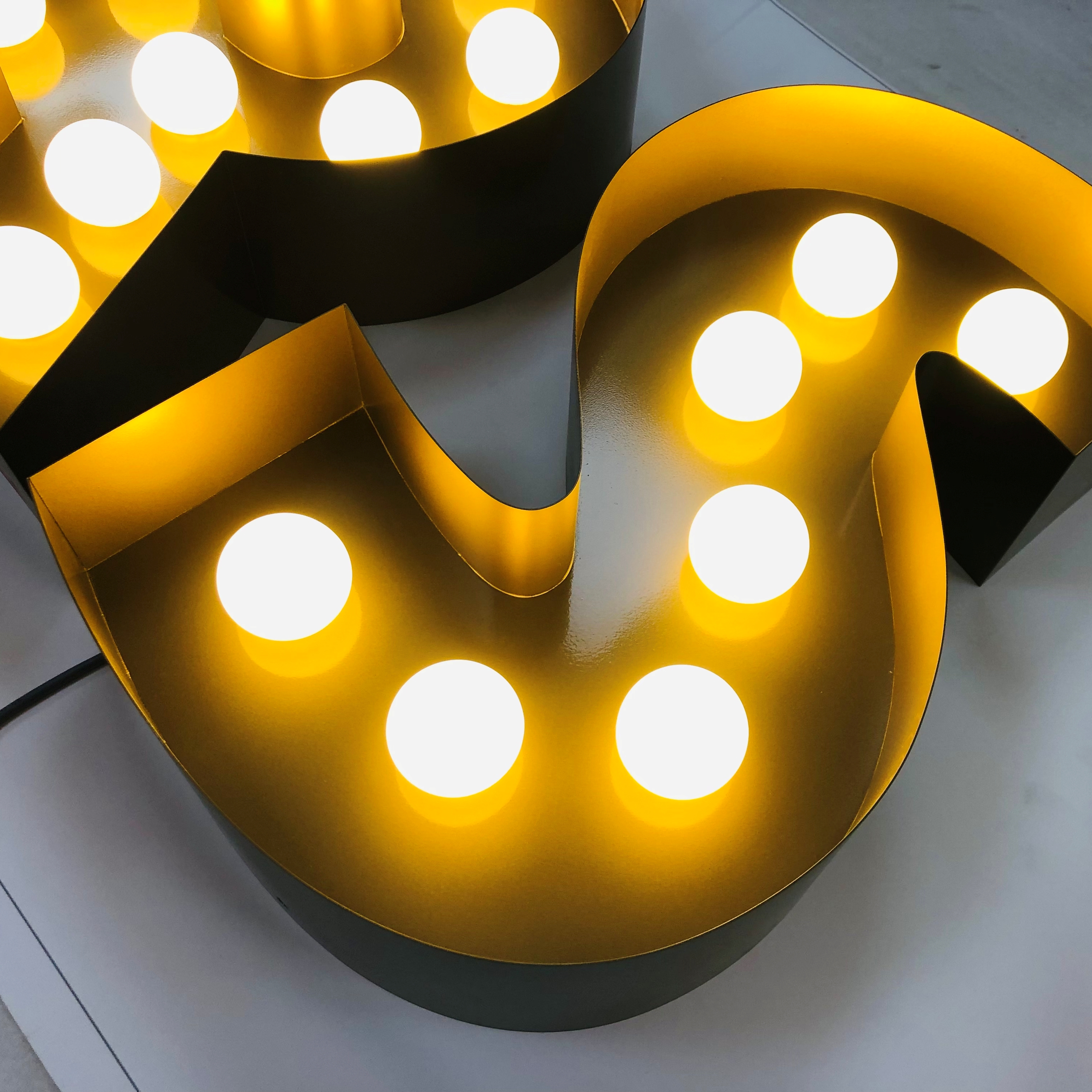 Lettre bo&icirc;tier noire avec int&eacute;rieur dor&eacute; et ampoules lumineuses