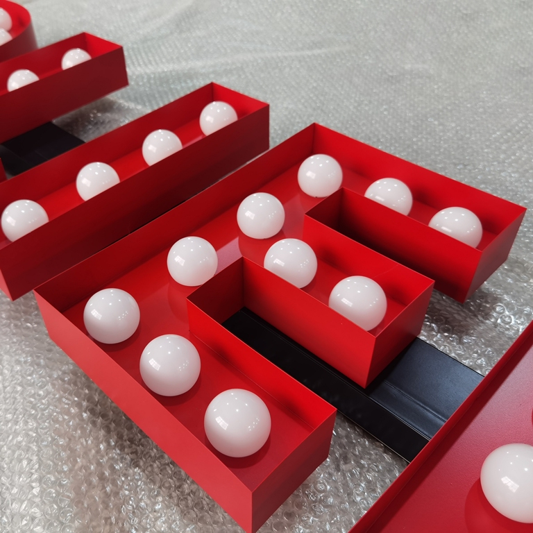 Enseigne lettres rouges &agrave; &eacute;clairage frontal par ampoules LED
