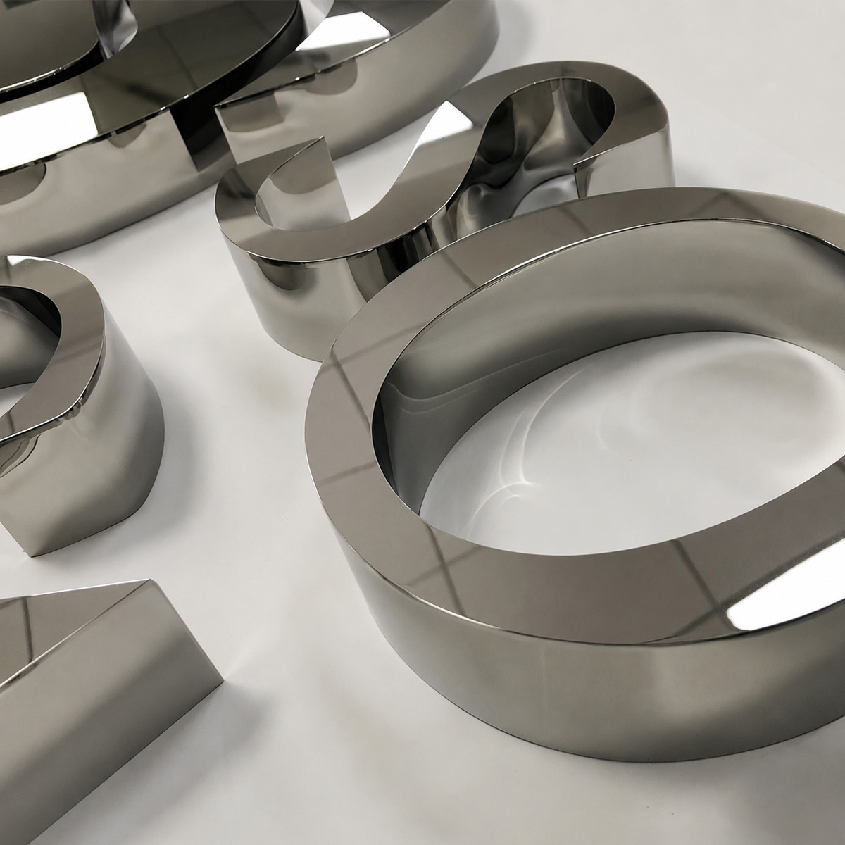 Fabrication de lettres bo&icirc;tiers en inox avec relief