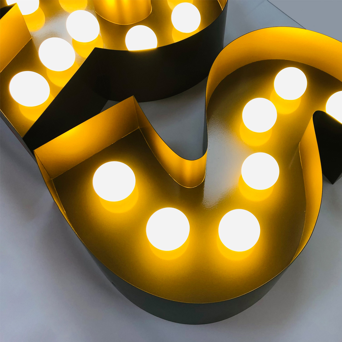 Enseigne lettre bo&icirc;tier noire et dor&eacute;e avec ampoules LED blanc chaud