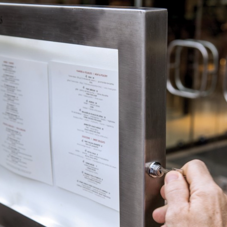 Porte-menu mural en inox avec vitrine de protection pour restaurant