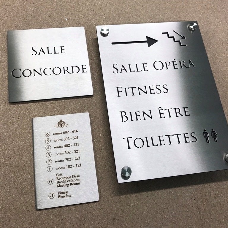 plaques professionelles sur mesure - signalétique de l'hotel saint petersbourg à paris